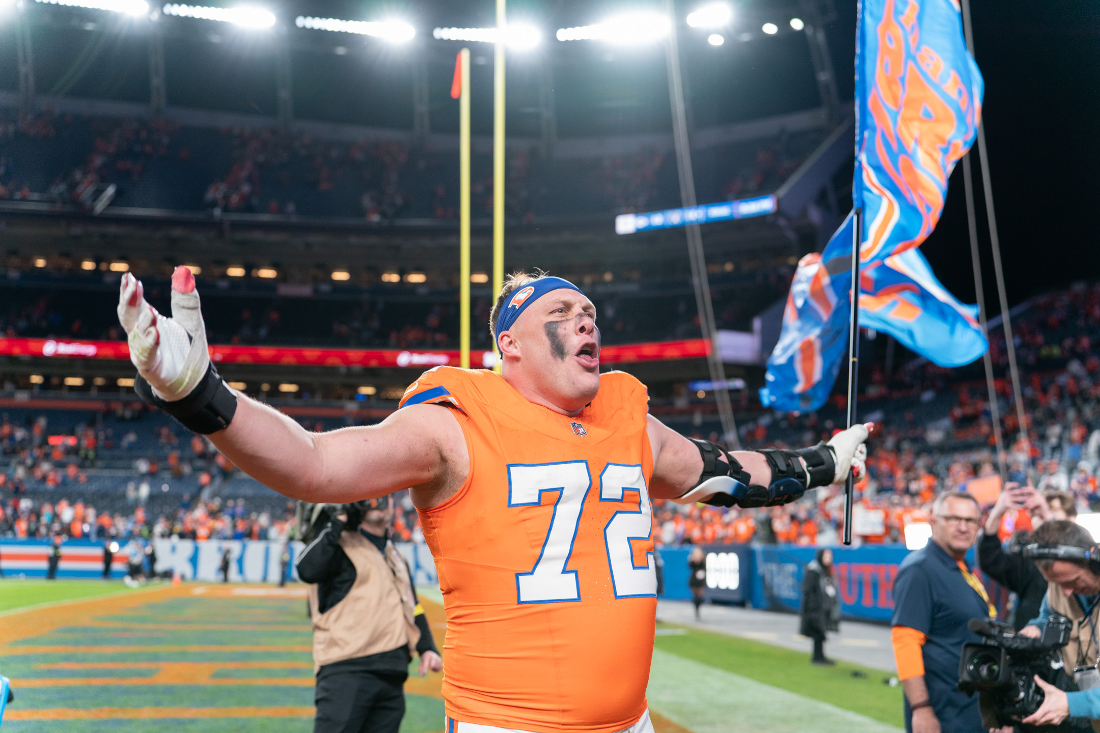 Broncos Clinch AFC’s Top Seed After Defeating Chargers 19-3 in Week 18